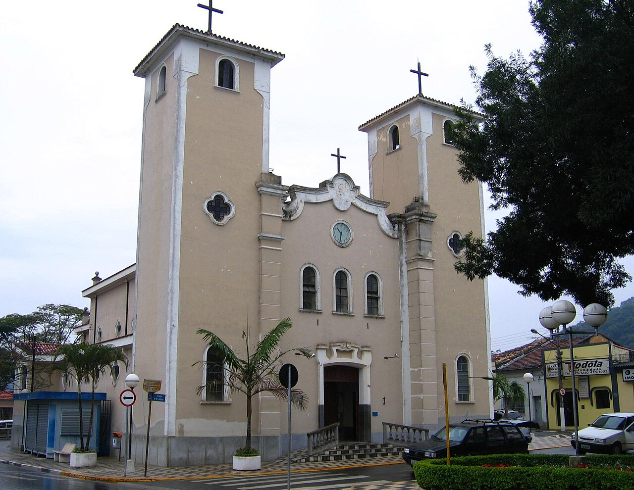 Centro de Guararema com comércio e serviços